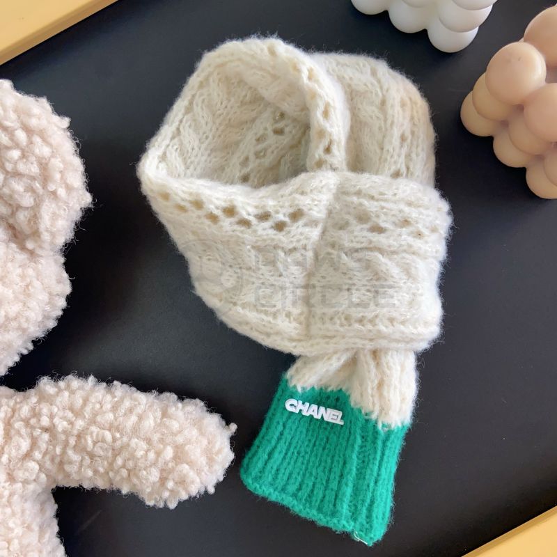 Chewnel knit scarf for dog